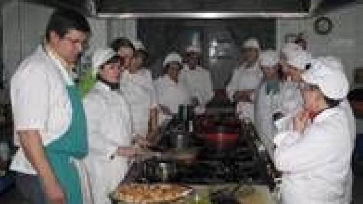 Alumnos y profesores del curso de cocina en plena faena