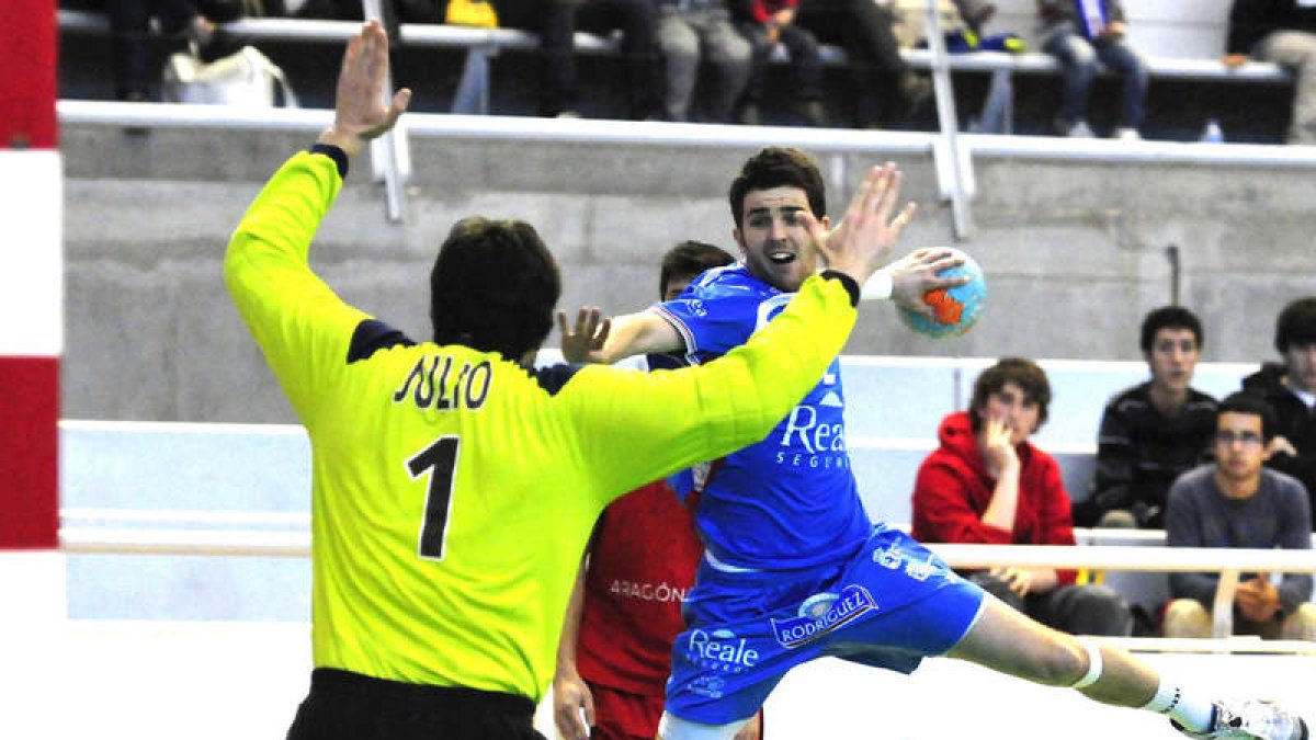 El canterano Álvaro Cabanas intenta batir al portero del Huesca Julio Rodríguez, que arruinó el ataque marista con un recital de paradas.