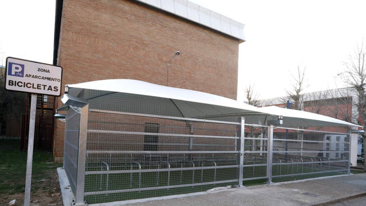 Imagen del aparcamiento instalado detrás de la Facultad de Biológicas. MARCIANO PÉREZ