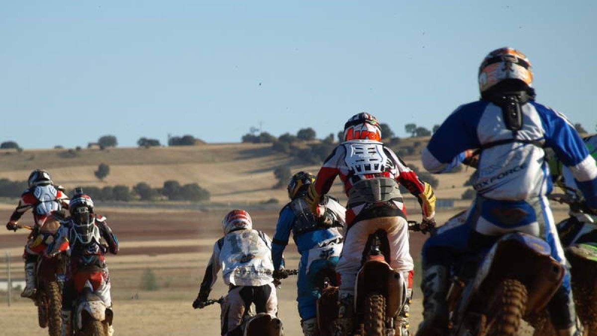 El motocross vuelve este domingo al circuito de Los Cucharales desde las diez de la mañana. MEDINA