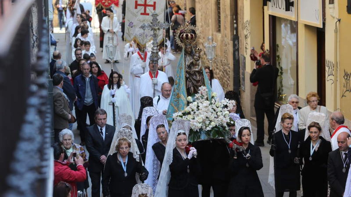 La Virgen de La Encina procesionó ayer por las calles de Ponferrada y dejó el luto en el Encuentro de Resurrección con el Santísimo Sacramento.