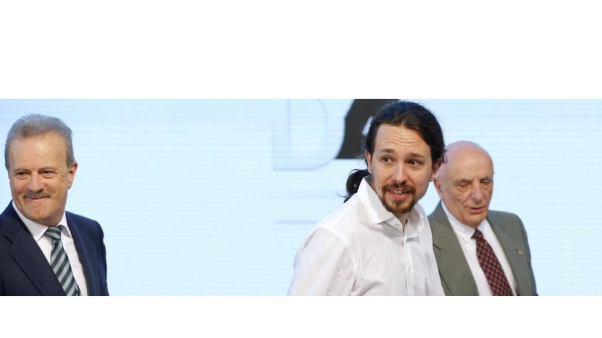 Pablo Iglesias se dirige al plató para el debate a cuatro. MARISCAL