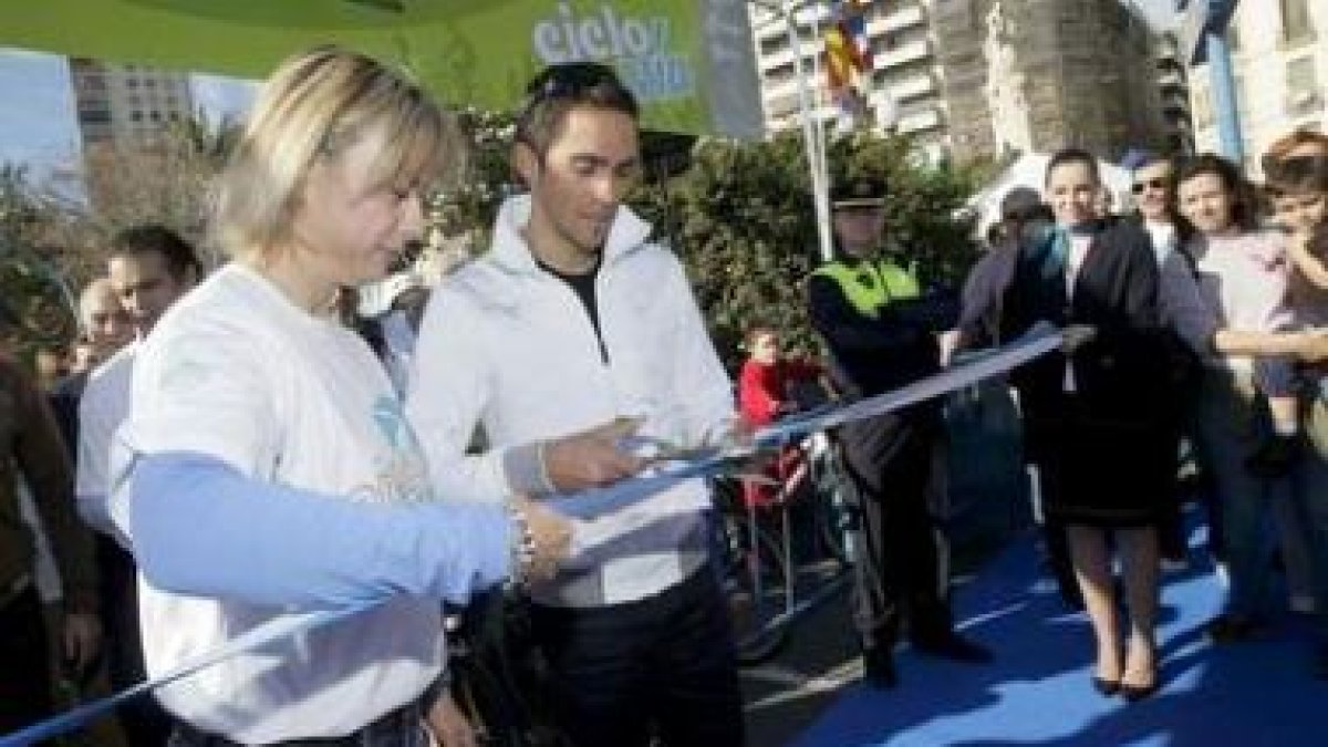 El bicampeón del Tour junto a la alcadesa de Alicante en la inauguración.