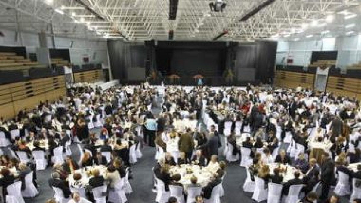 Vista parcial de las mesas con los comensales y el escenario al fondo en el Bembibre Arena.