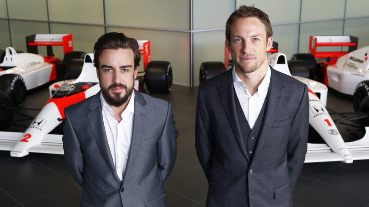 Alonso junto a Button, los dos pilotos McLaren de 2015.