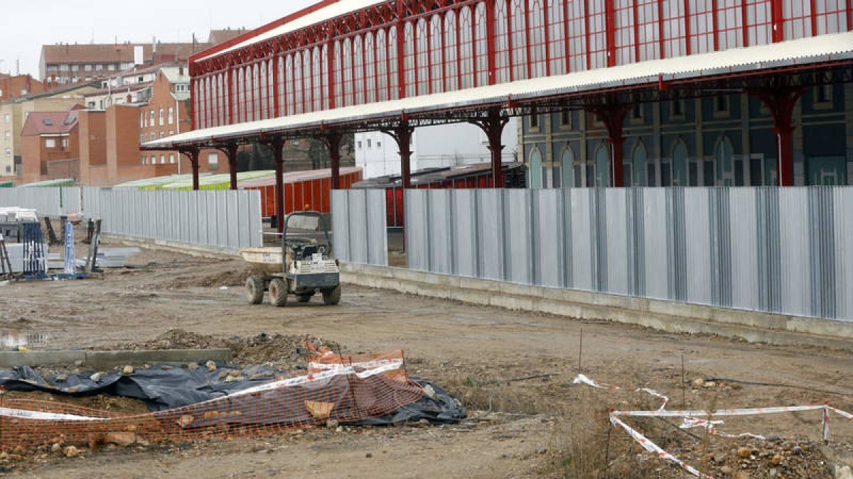 El vallado que acordona ya el pasillo ferroviario. MARCIANO PÉREZ