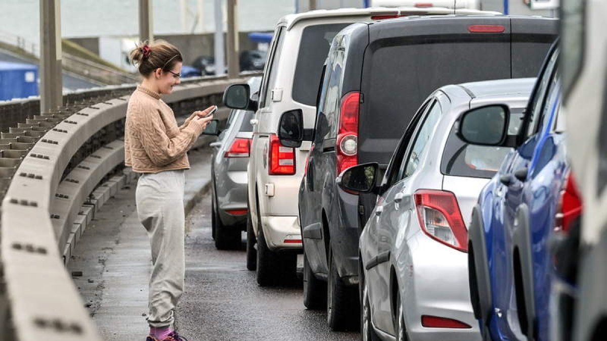 Una mujer maneja un teléfono móvil. efe