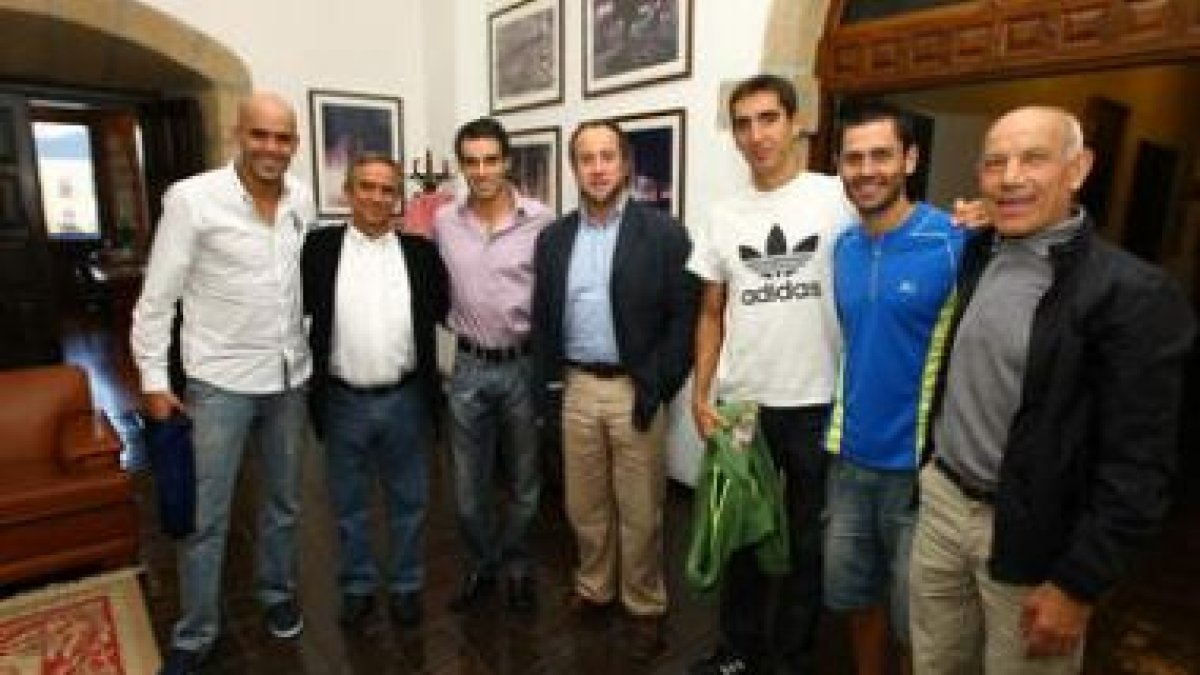 Pentinel, Casado y Estévez junto a Sergio Gallardo y a los dirigentes políticos en la presentación.