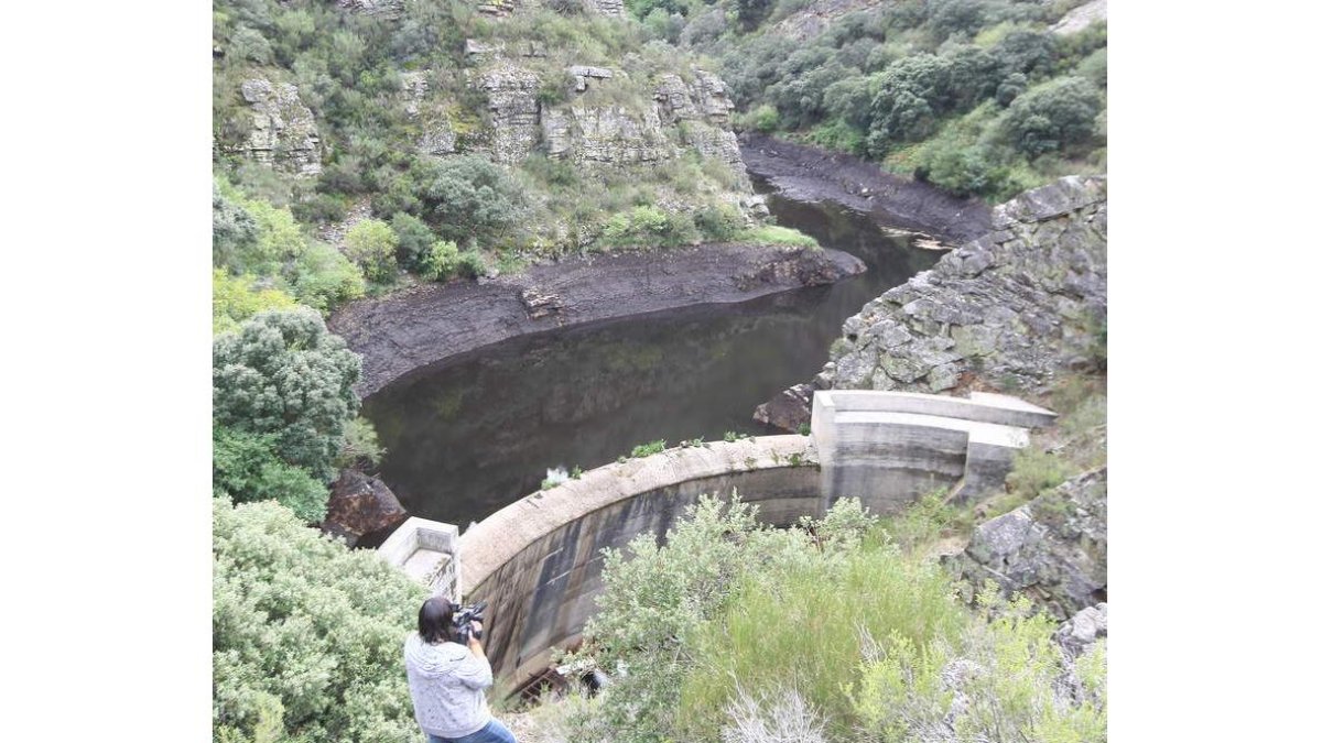 La presa en 2009, tras un aluvión de lodo. L. DE LA MATA