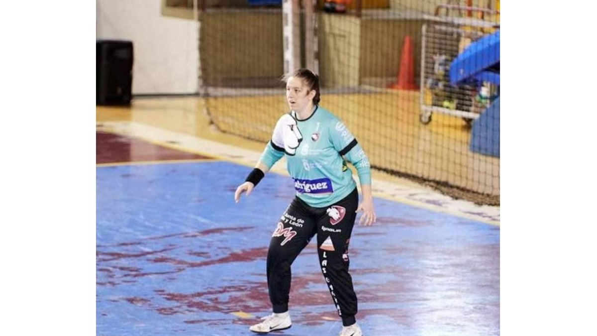 La leonesa Bárbara Seco amplía su contrato con el Cleba un año. DL