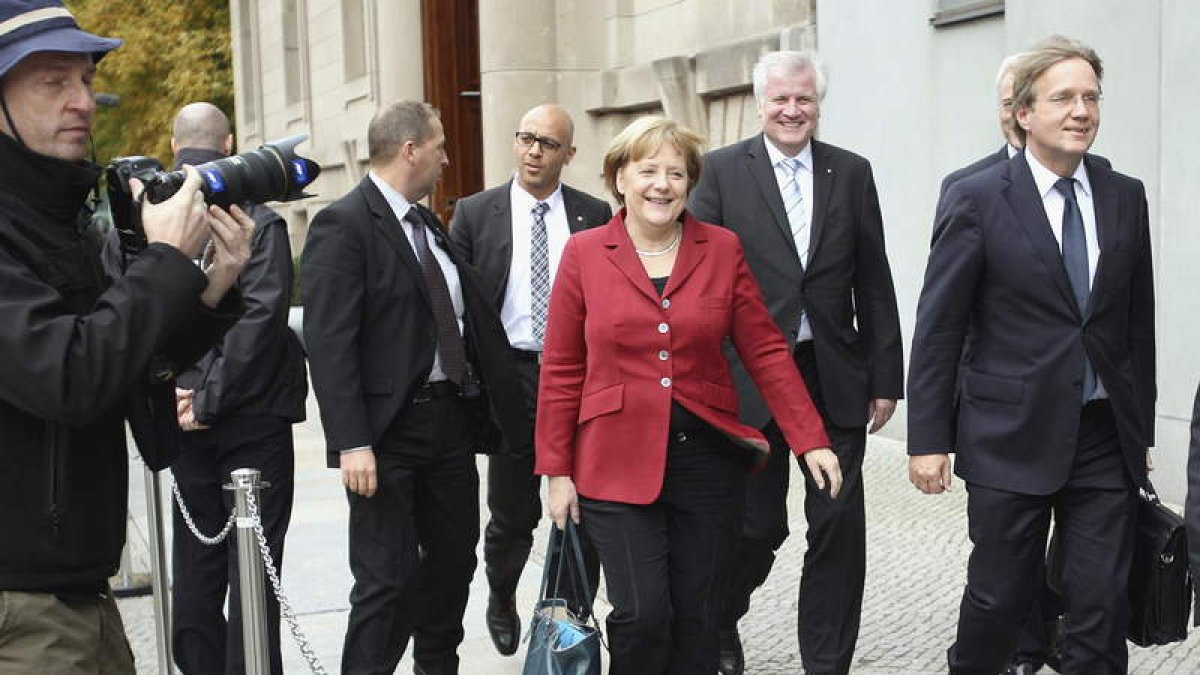 Merkel, en el centro, tras la tercera reunión con los socialdemócratas.