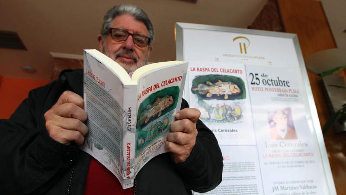 El autor, con su novela, ‘La raspa del celacanto’.
