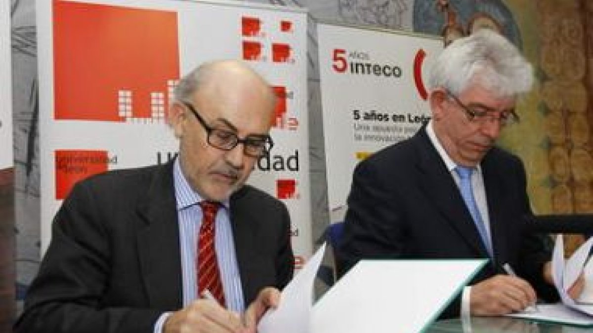Víctor Izquierdo y José Ángel Hermida firman el convenio que permite desarrollar el máster.