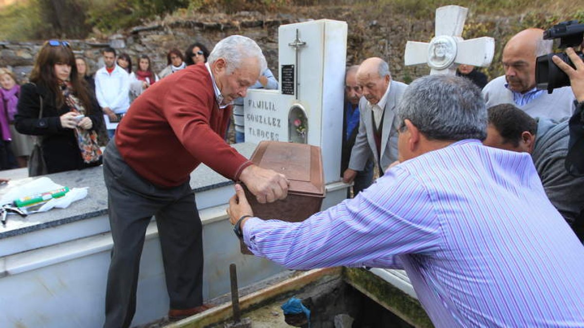 Adriana Fernández (izquierda) observa la inhumación de los restos de su abuelo. A la derecha, Ceslestino y Antonio.