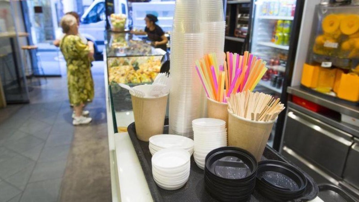 Cubiertos de plástico en una panadería-cafetería.
