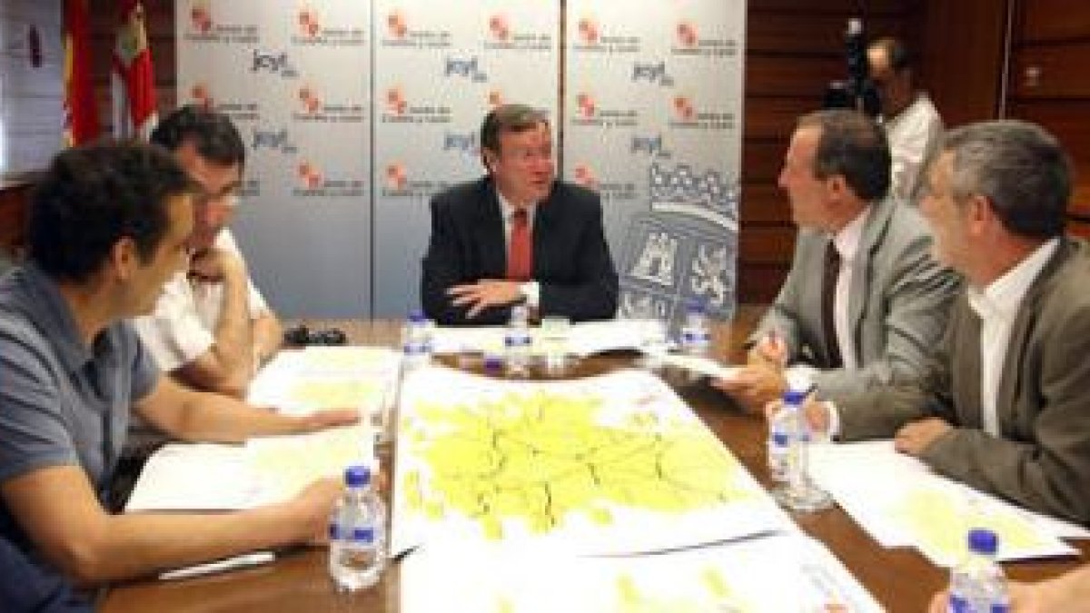 Ángel Hernández, Antonio Silván, Jesús Terciado y Agustín Prieto, minutos antes de comenzar la reuni