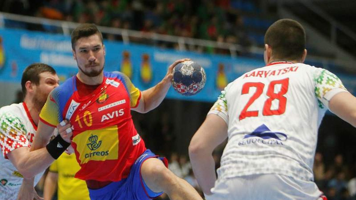 El internacional español Dujshebaev pugna por un balón con el jugador bielorruso Karvatski. SALVADOR SAS