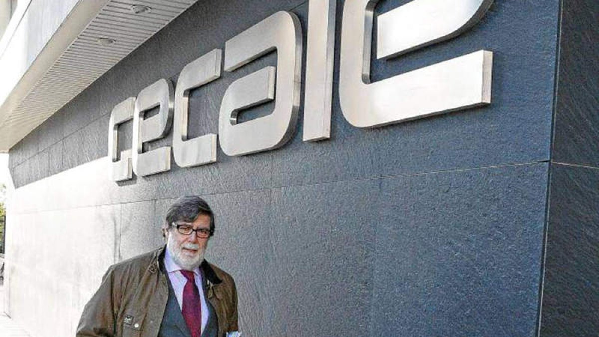 Santiago Aparicio llega a la sede de Cecale, como hará hoy para acudir a la asamblea.