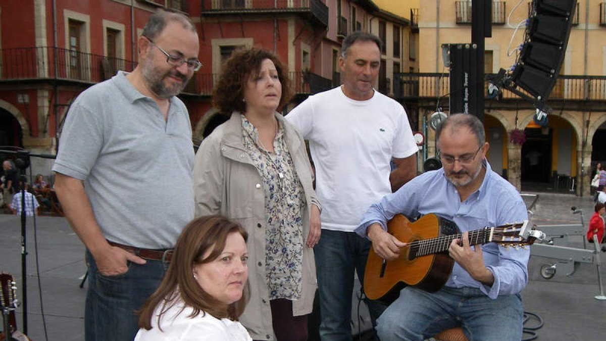Los miembros del grupo de folk leonés La Braña.