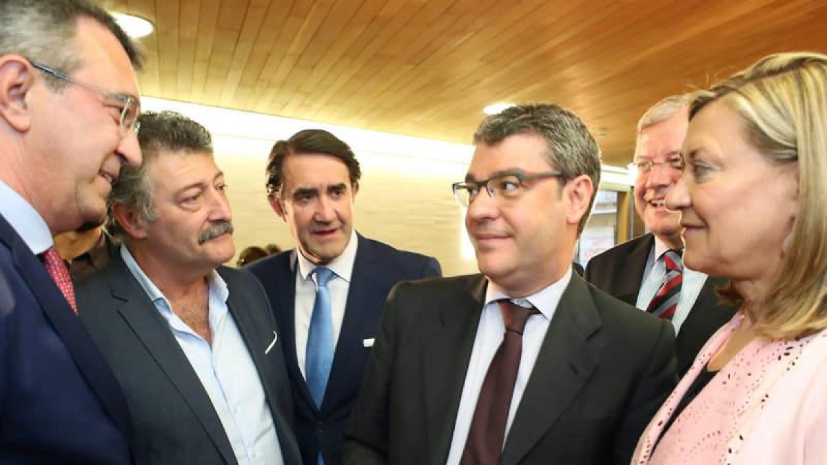 Majo, Calvo, Suárez-Quiñones, Nadal, Silván y Del Olmo, ayer en la visita del ministro a León. RAMIRO