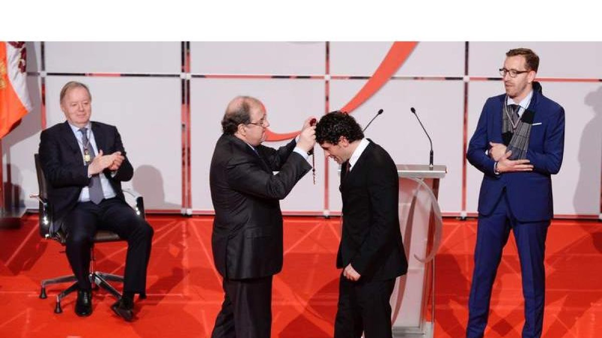 El presidente de la Junta de Castilla y León, Juan Vicente Herrera, entrega la medalla al jugador de balonmano, Juan García Lorenzana. NACHO GALLEGO