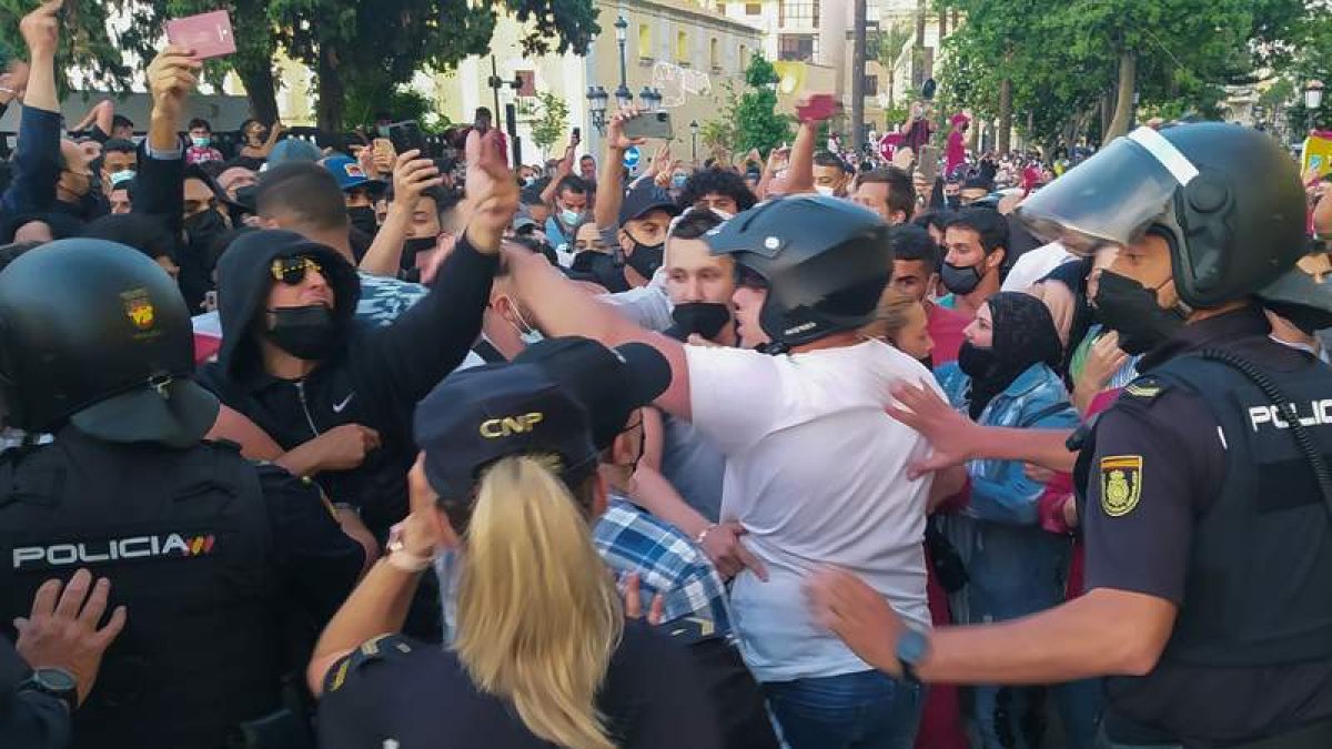 Protestas en Ceuta tras la prohibición del acto previsto por Santiago Abascal. REDUAN