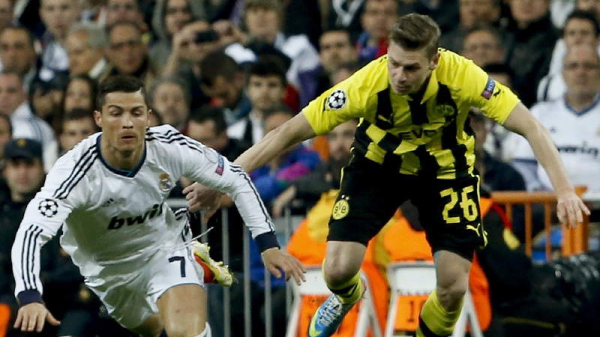 Iker Casillas consuela a Sergio Ramos tras consumarse la eliminación del Real Madrid a manos del Borussia Dortmund.