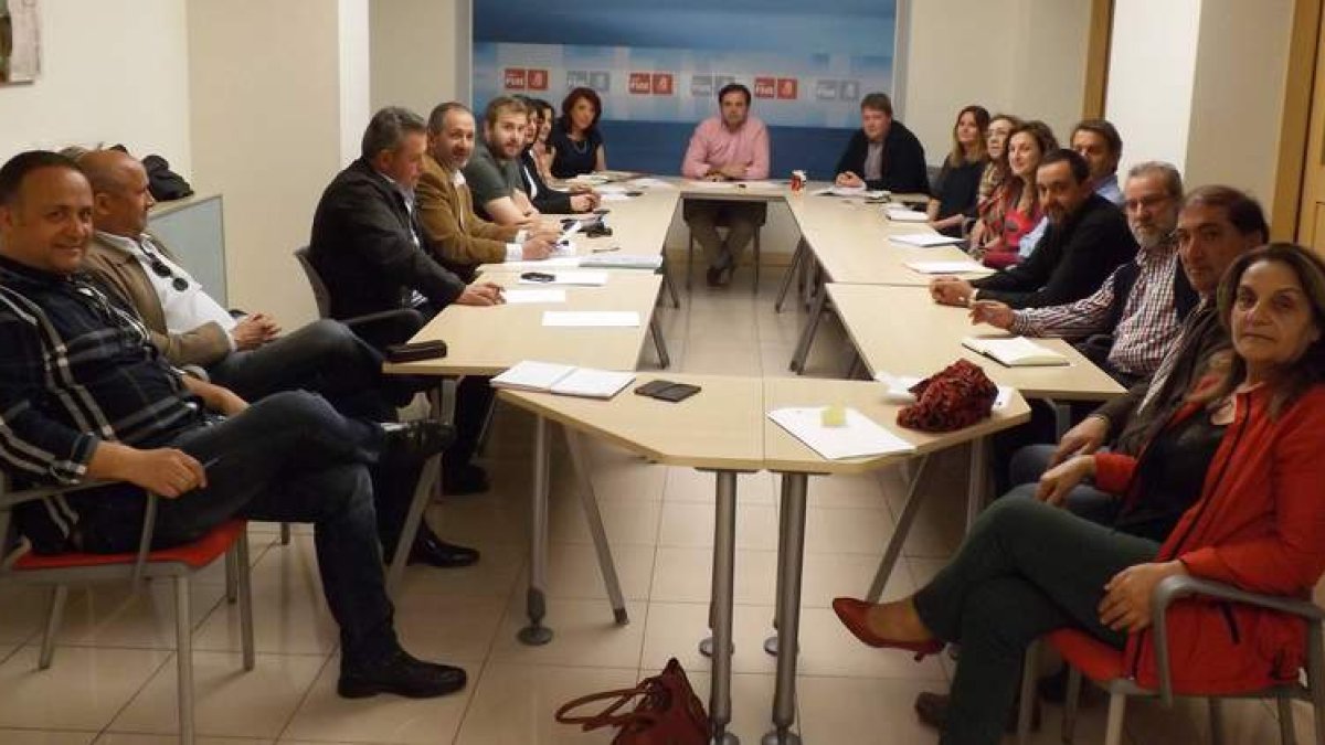 Los candidatos a las Cortes y responsables de los partidos judiciales, ayer en una reunión.