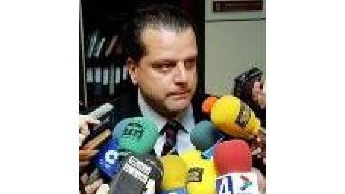 El presidente del grupo popular atiende a la prensa