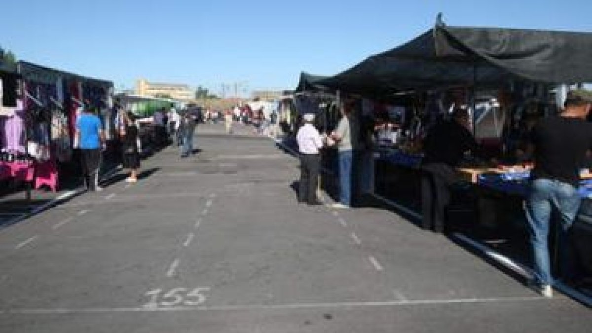 La explanada del antiguo desguace de Clarés, en la trasera del estadio, acoge el rastro.