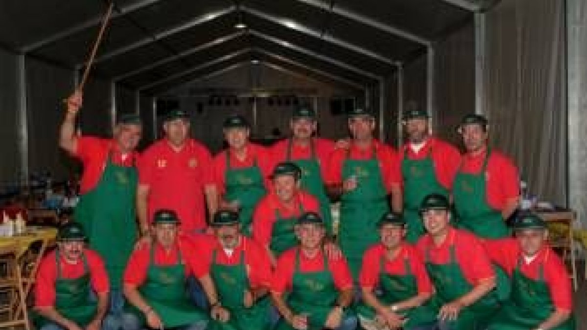 Los miembros de la «cuchipanda» que organiza la cena popular posan después de la celebración
