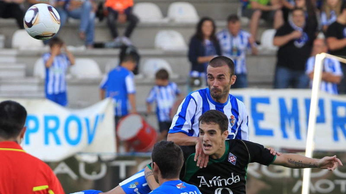Samuel San José se anticipa a un rival en presencia de David Malo. La zaga pasó más apuros por los nervios que por las propias acciones de peligro del Amorebieta.
