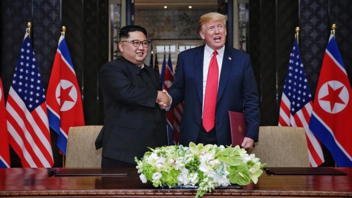 El presidente estadounidense, Donald Trump, y el líder norcoreano, Kim Jong-un, se estrechan la mano tras firmar una declaracion conjunta.