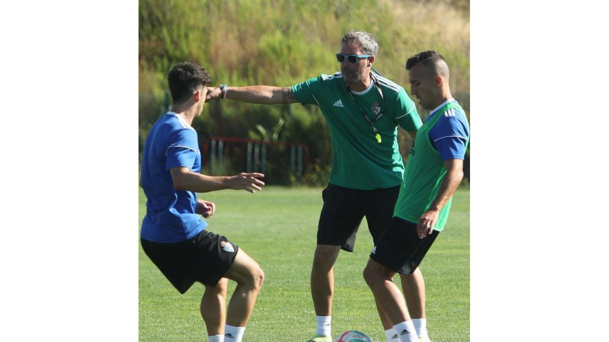 Jon Pérez Bolo conciencia a su plantilla en cada entrenamiento que hay que mejorar a domicilio. DL