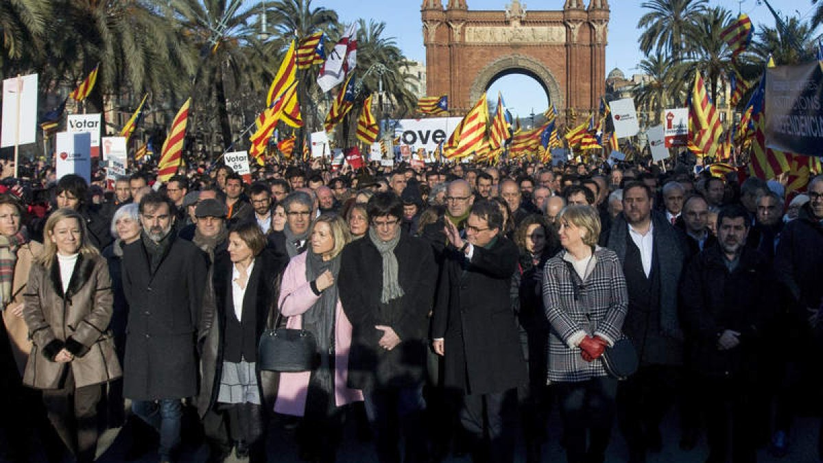 Artur Mas, junto a las dos exconsejeras y el presidente Puigdemont de camino al juicio. QUIQUE GARCÍA