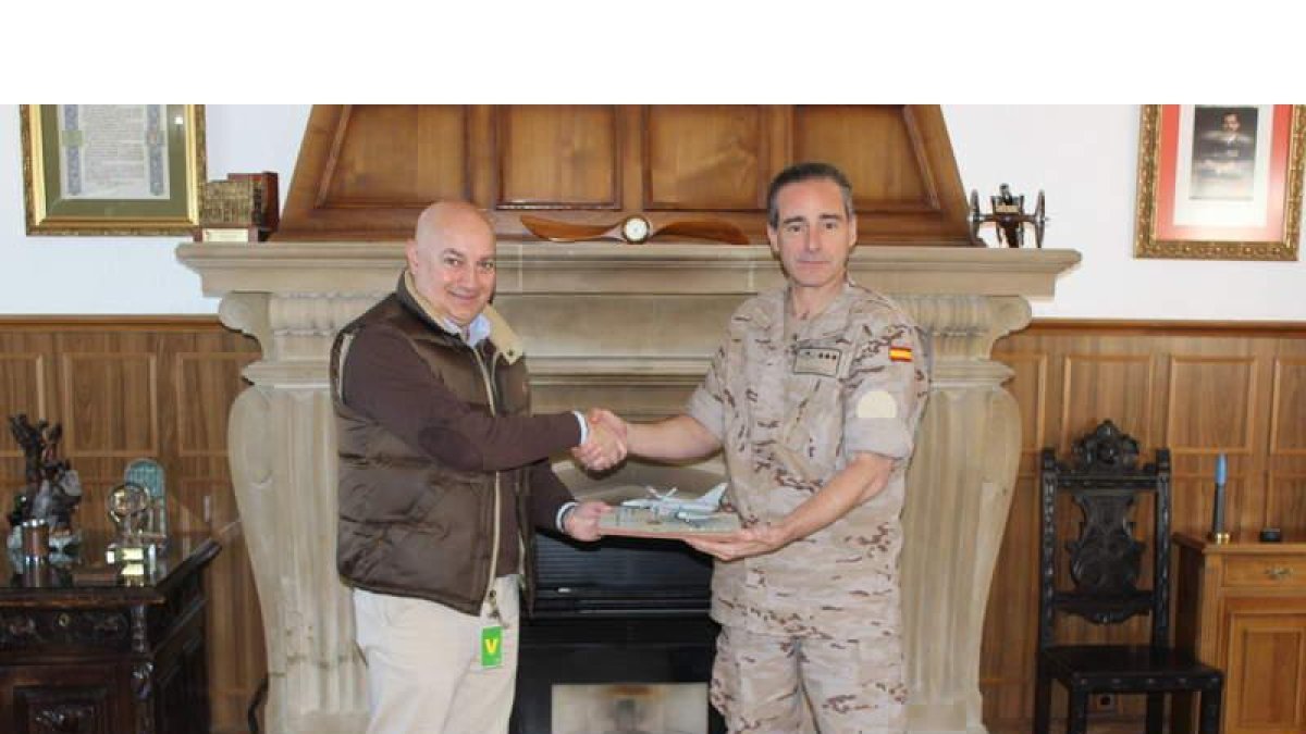 Omar Nazir entrega el diorama al coronel director de la Base Aérea. DL
