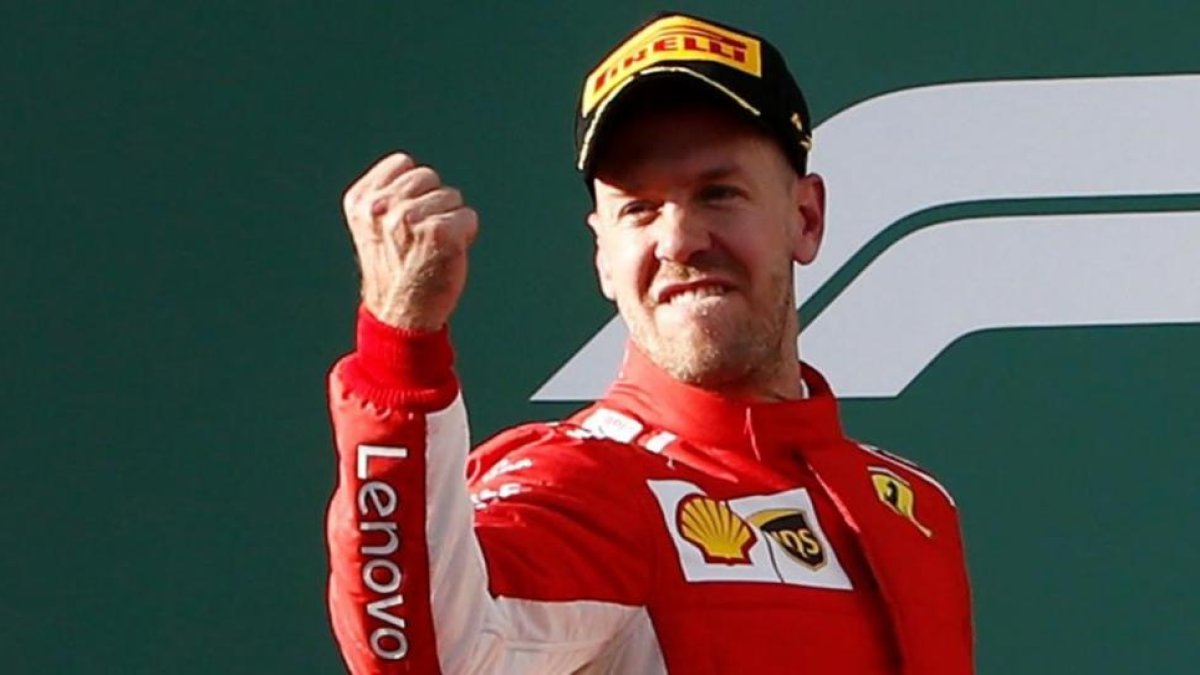 El alemán Sebastian Vettel celebra su victoria de hoy, en Australia, ante el poderoso Lewis Hamilton