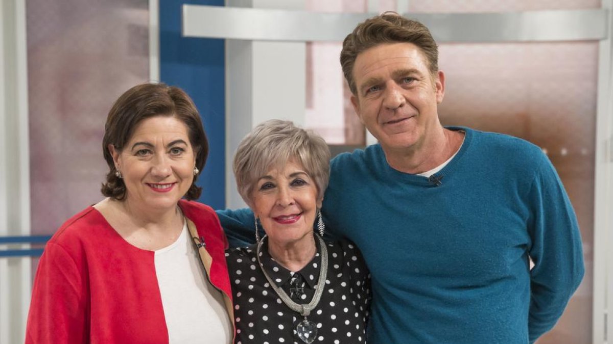 Luisa Martín, Concha Velasco y Juanjo Artero, en el programa de este sábado del programa de TVE-1 'Cine de barrio'.