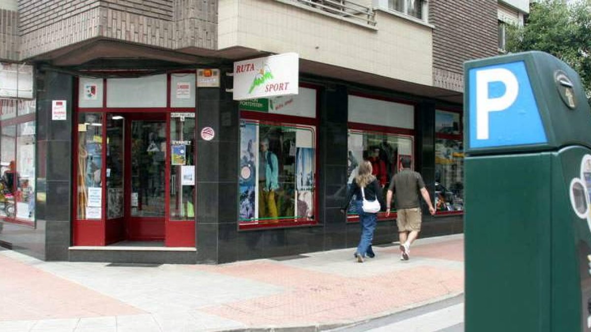 Los comerciantes denuncian que el cliente, además de abonar el tique, tiene que estar pendiente de renovarlo.