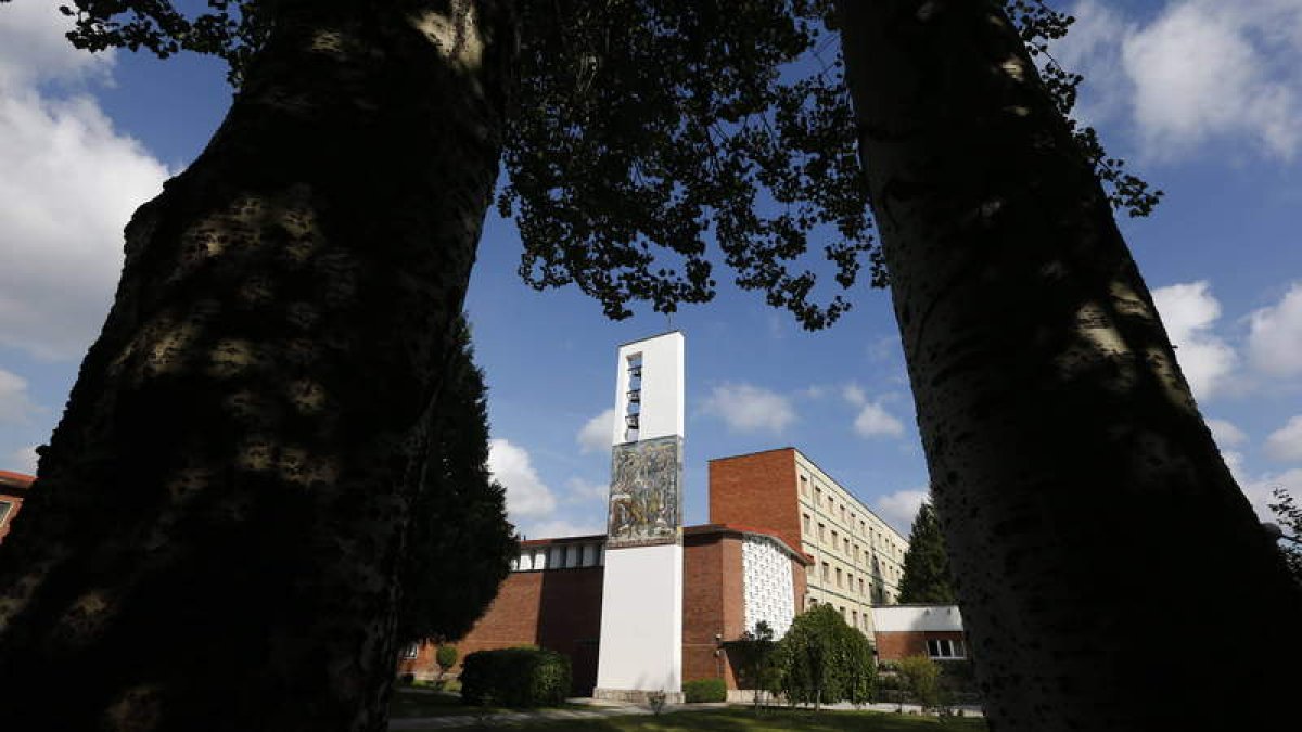 Fachada de la escuela de FP Virgen del Buen Suceso de La Robla. JESÚS F. SALVADORES