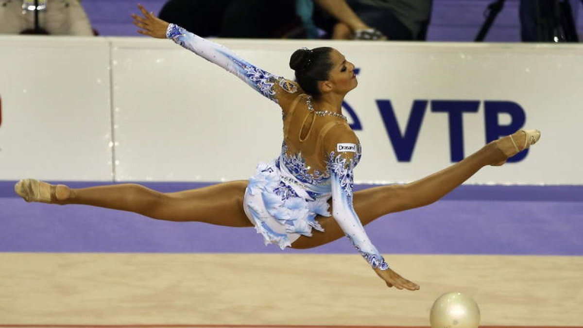 Carolina, en su ejercicio de pelota del Campeonato del Mundo de Esmirna en 2014 donde firmó una actuación notable.