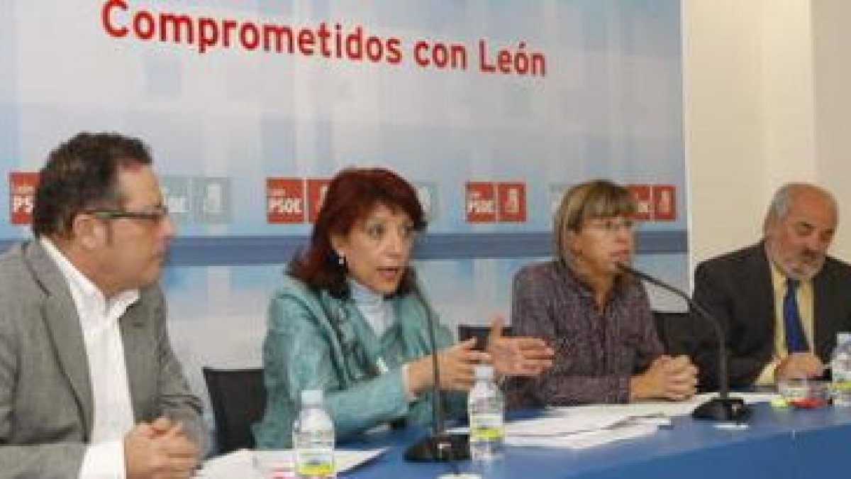 Villaverde, Alonso, Larrauri y Nieto, ayer en la sede del PSOE.