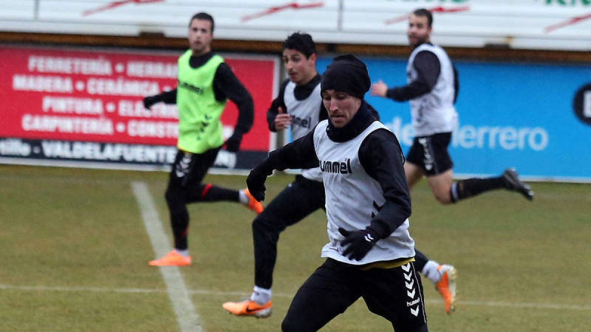 Rubén García, con el balón en los pies, no sufre lesión