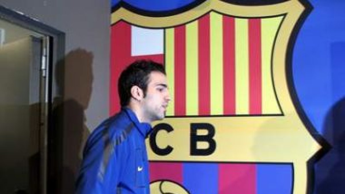 El jugador del Arsenal, Cesc Fábregas, podría lucir la próxima campaña el escudo del Barça.