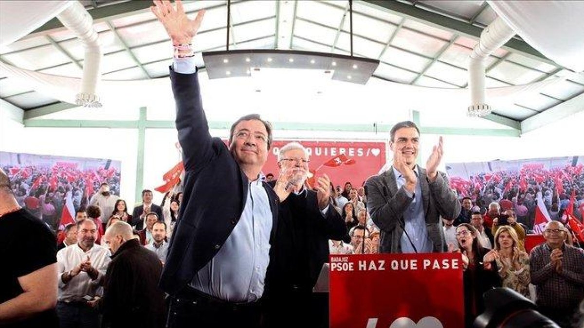 Pedro Sánchez, junto al presidente extremeño Guillermo Fernández Vara y el expresidente Juan Carlos Rodríguez Ibarra, el pasado 24 de abril durante un mitin en Badajoz.