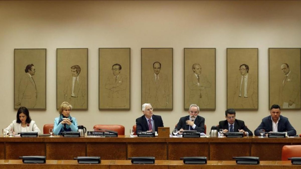 La comisión de Defensa con la silla vacía del ministro Pedro Morenés.
