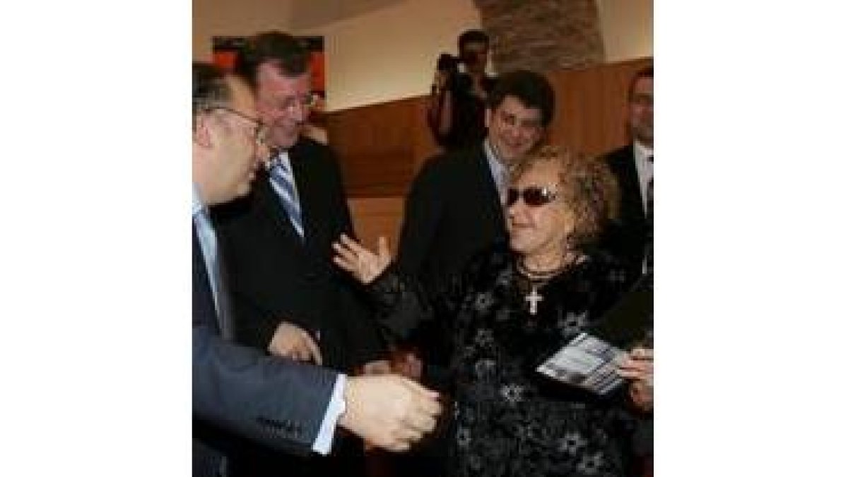 La imagen muestra la entrega de diplomas Inici@te