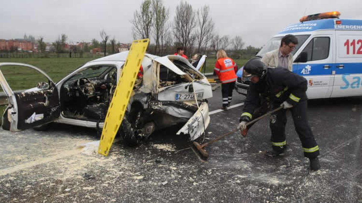 Una ambulancia del 112 presta asistencia en un accidente en la ronda en una imagUna ambulancia del 112 presta asistencia en un accidente en la ronda en una imagen de archivo.