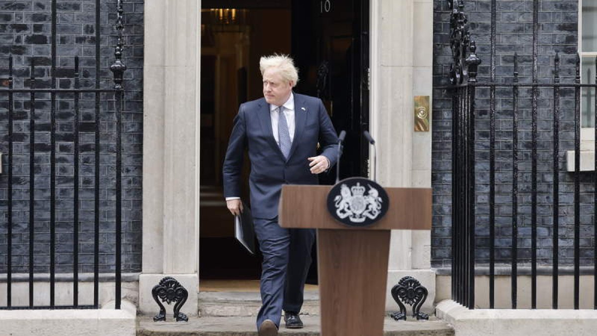 Boris Jhonson sale del 10 de Downing Street para anunciar, ayer, que dimite como primer ministro británico. TOLGA AKMEN