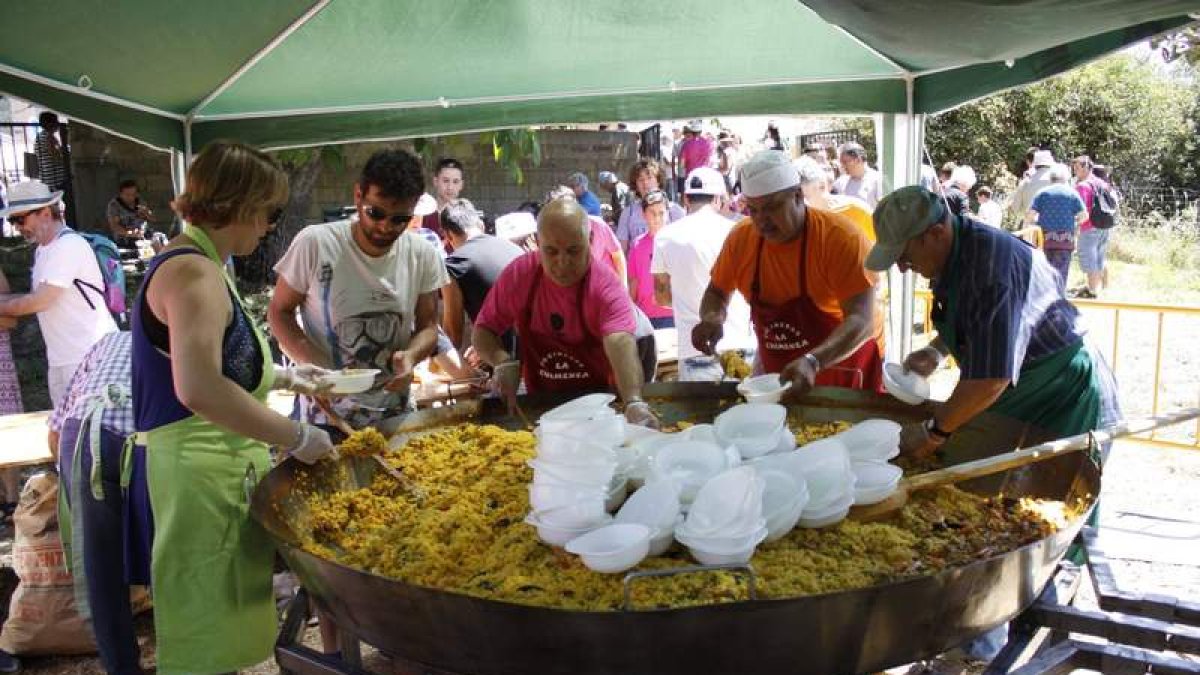 La paellada atrajo a un gran público. CAMPOS